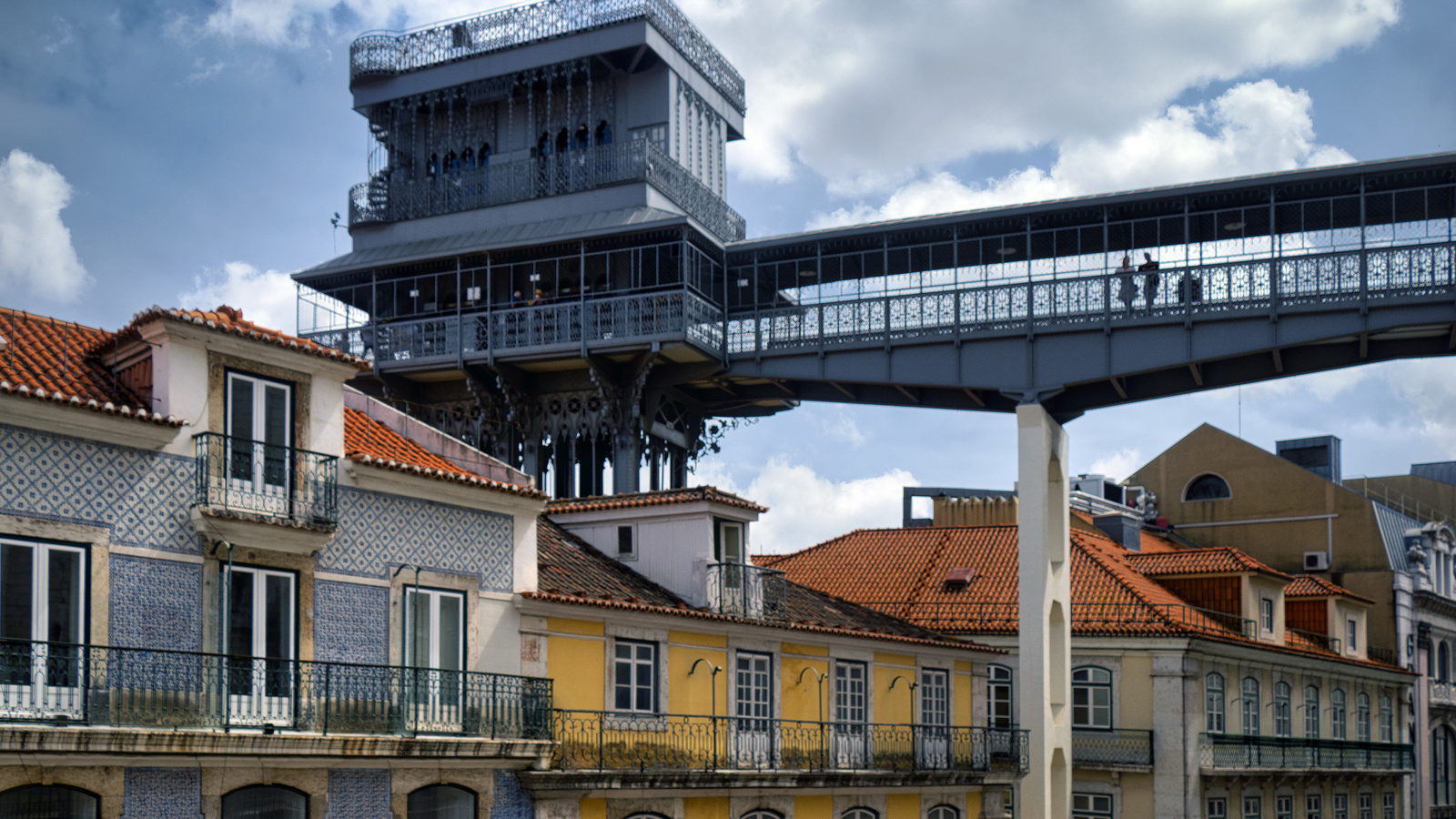 Lisbon - Santa Justa felvonó a Carmo Convent felől