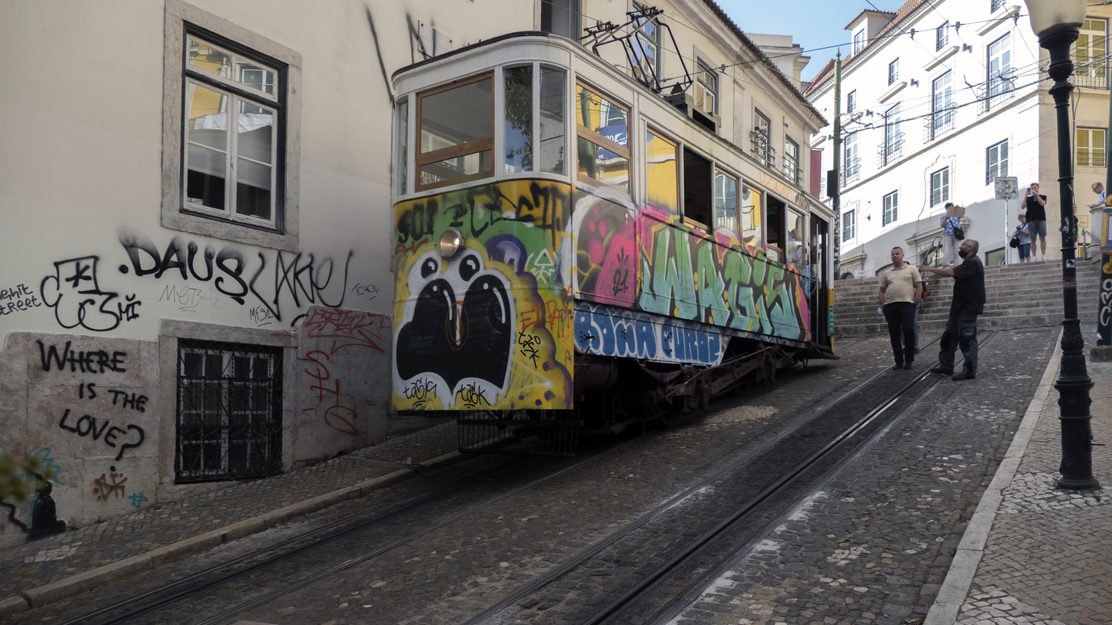 Lisbon - Glória sikló felső - felszállás a hátsó ajtón