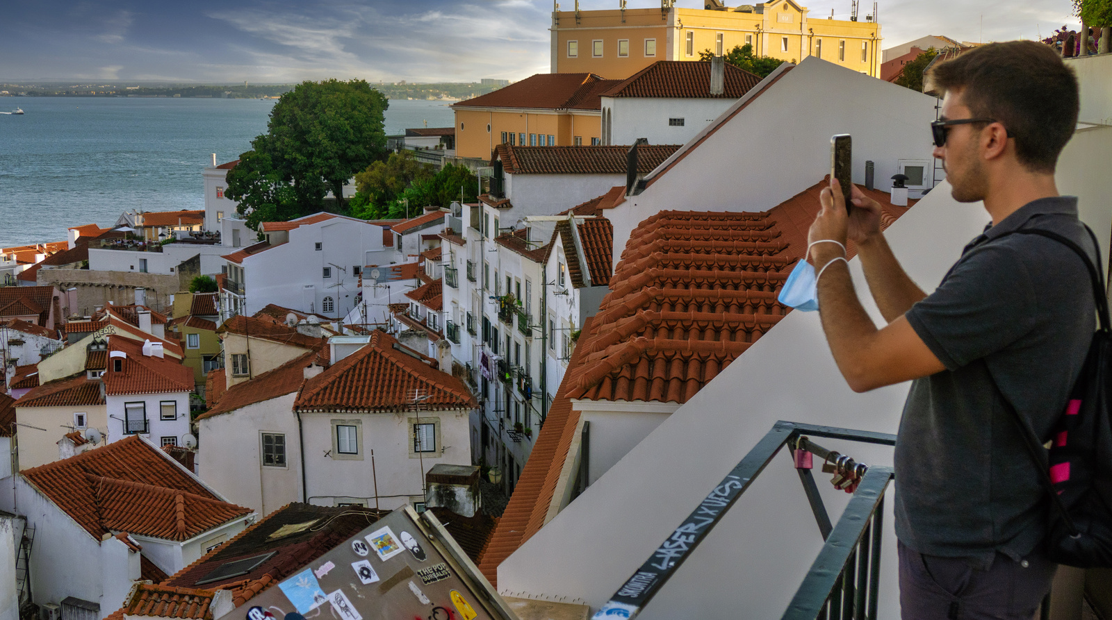 Lisbon - Miradouro de Santa Luzia - panoráma az Alfamára