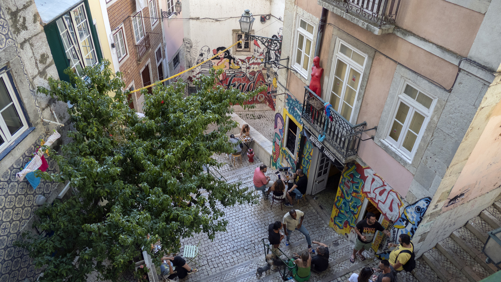 Lisbon - Alfama - villamosra várakozók