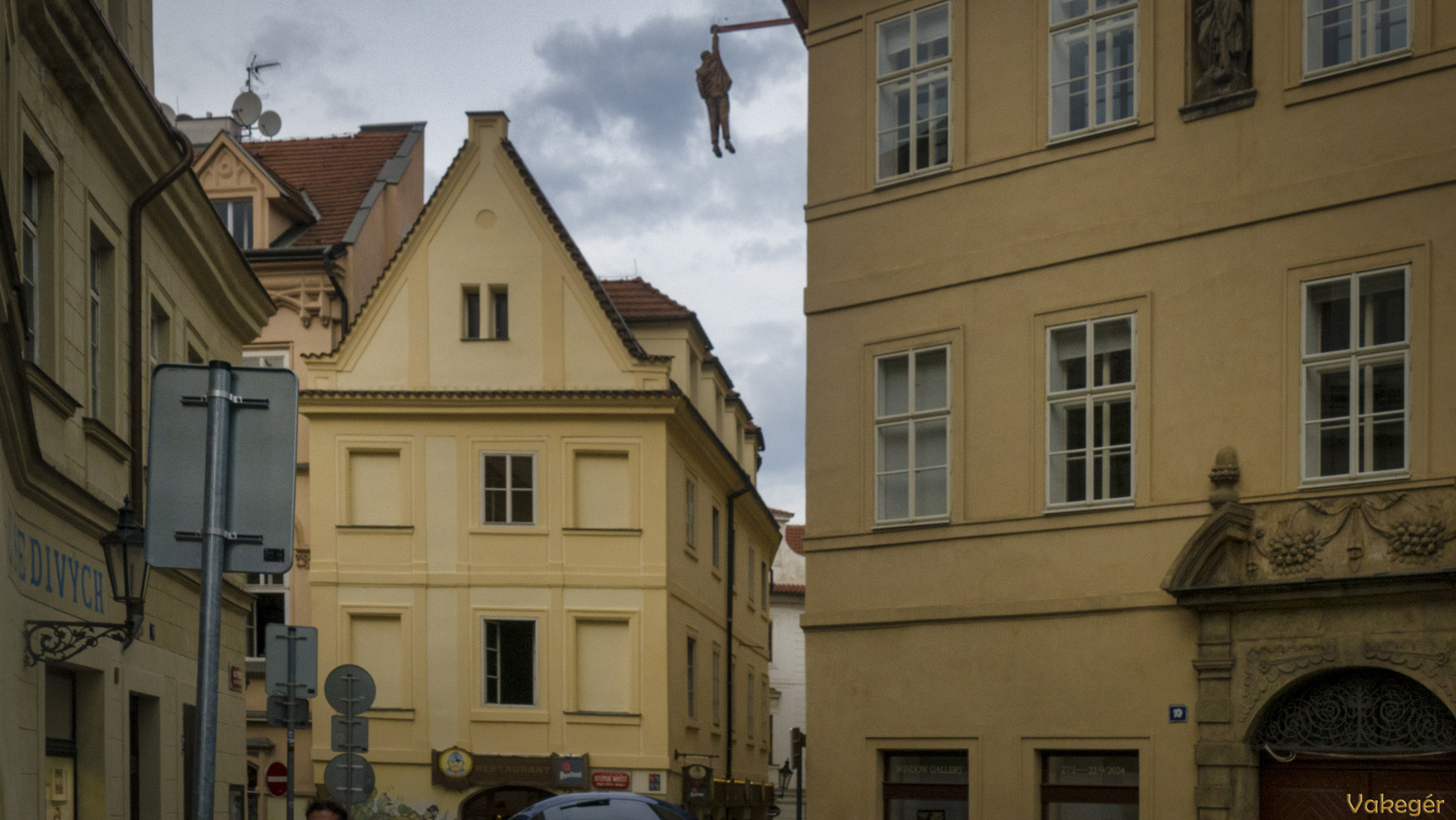 Prága - Man Hanging Out - Sigmund Freud szobor - Kampa óriásbébi