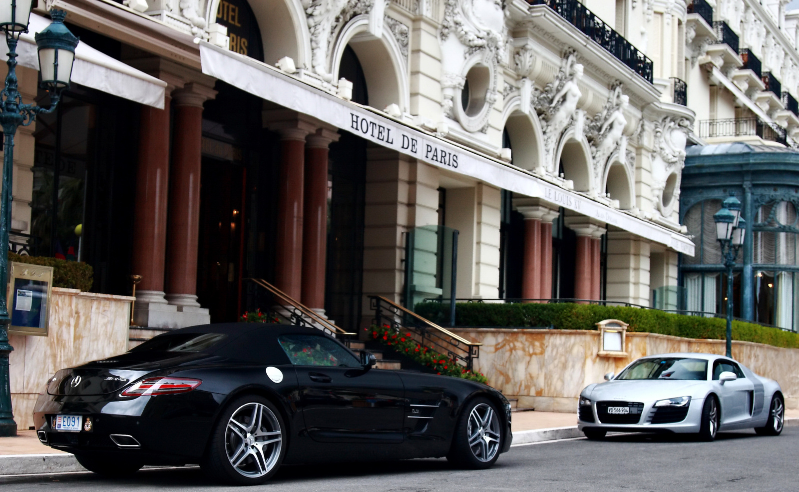 Mercedes SLS AMG Roadster-Audi R8