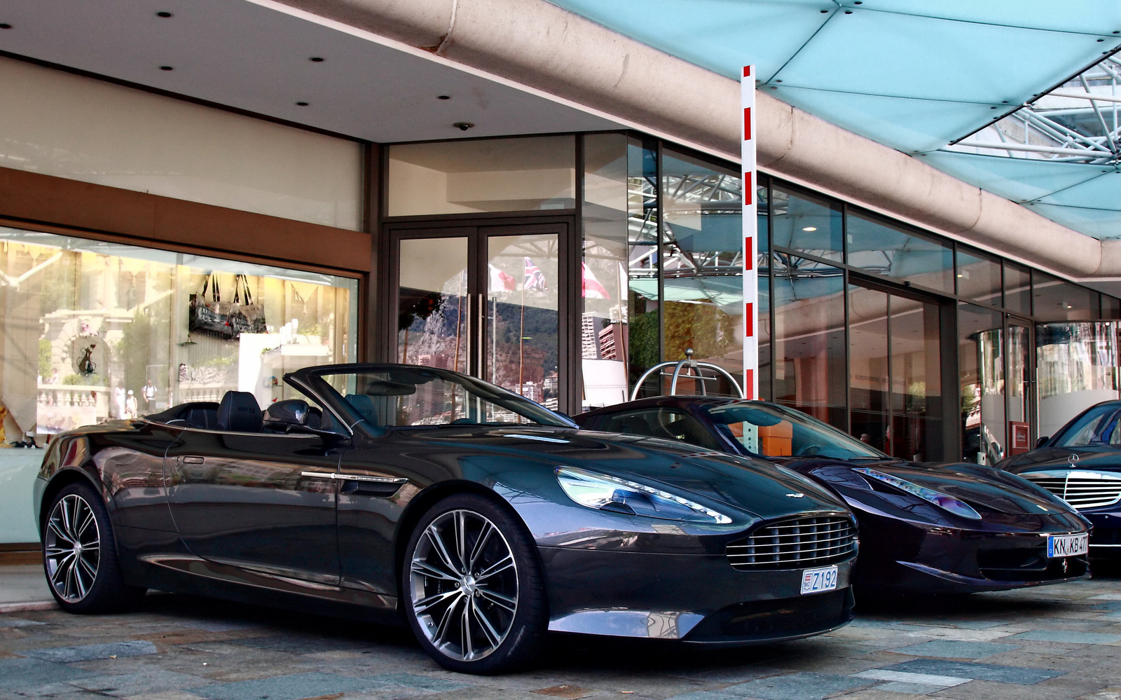 Aston Martin DB9 Volante 2013-Ferrari 458 Spider