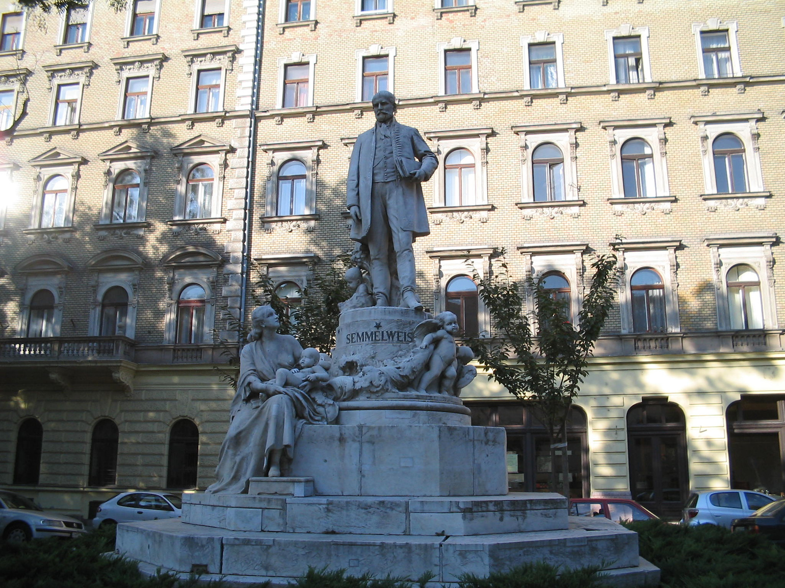 Semmelweis Ignác szobra