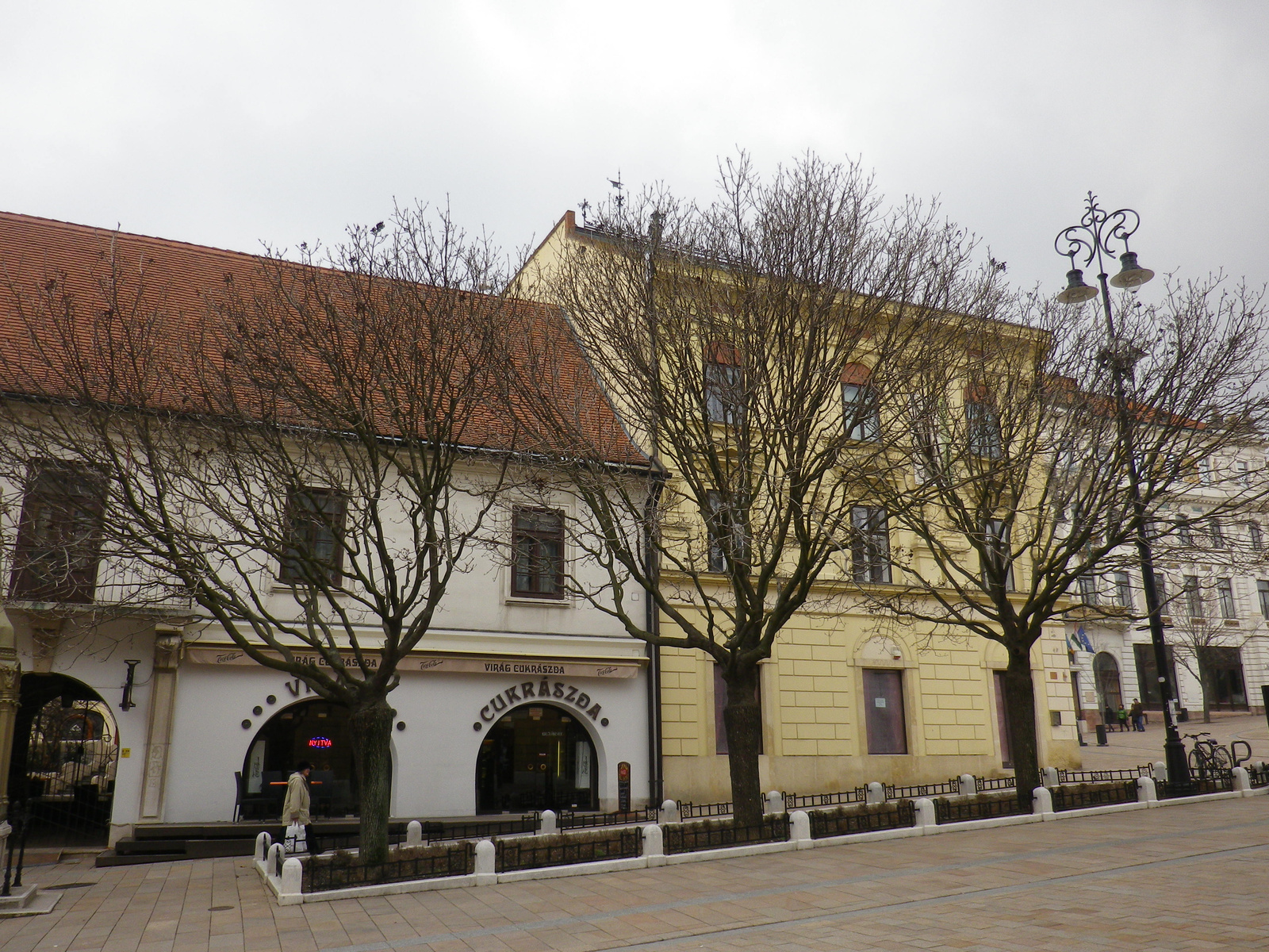 Cukrászda fákkal