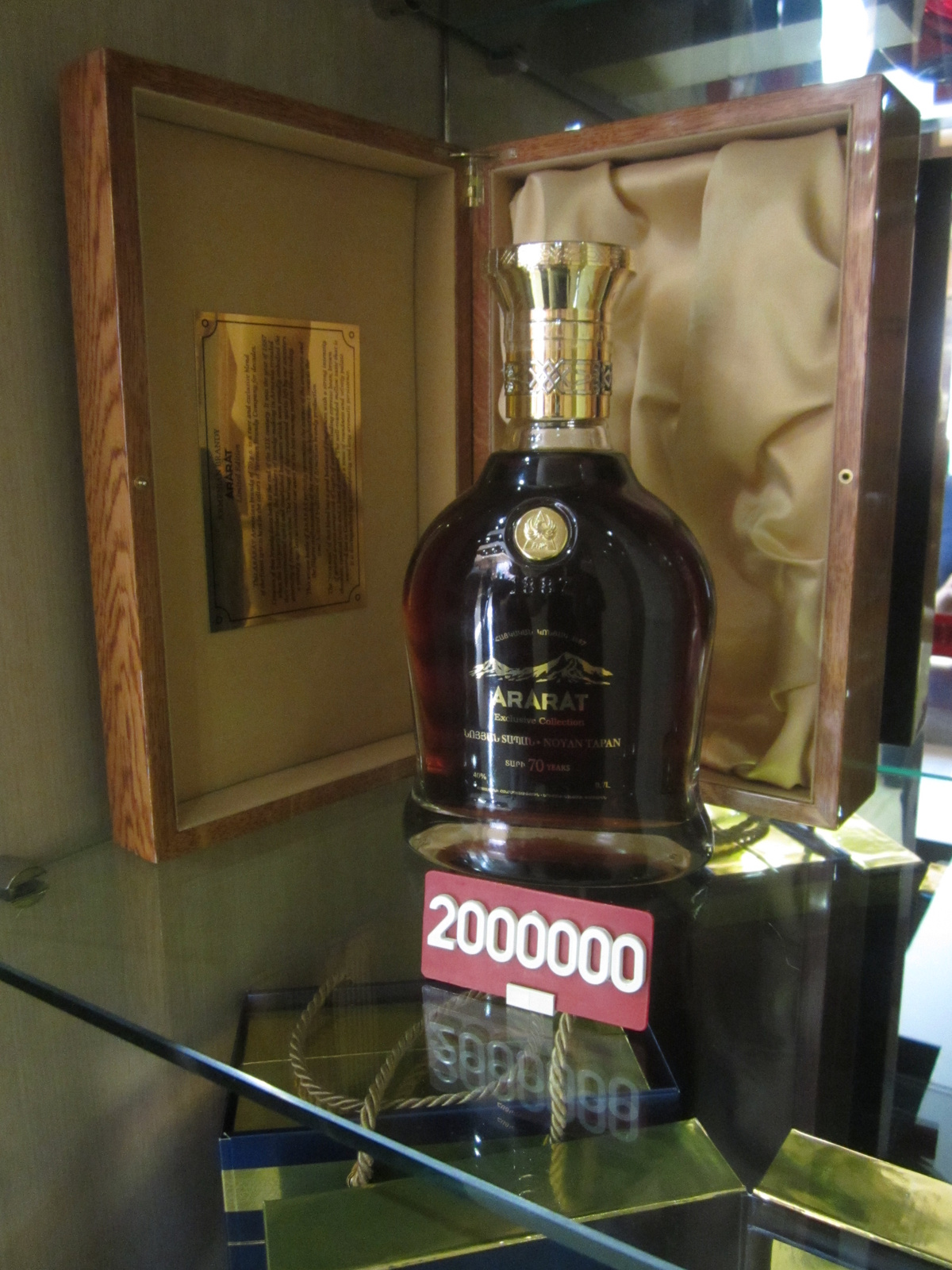 KAU 210 Ez a 70 éves brandy több mint 1 millió Ft-ba kerül