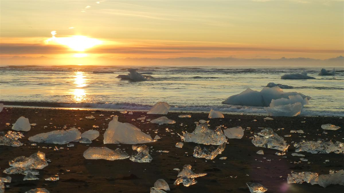 Jökulsárlóni partravetett jéghegyek