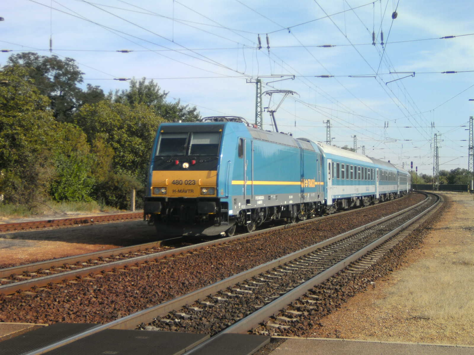 480 023