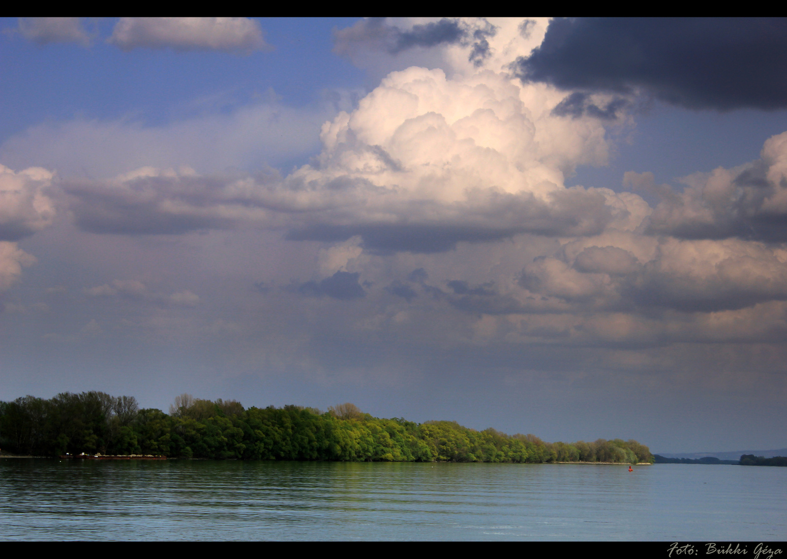 Duna felhőkkel