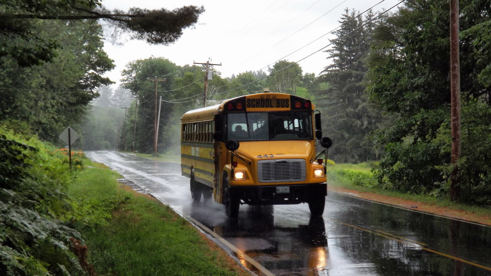 Iskolabusz az esőben