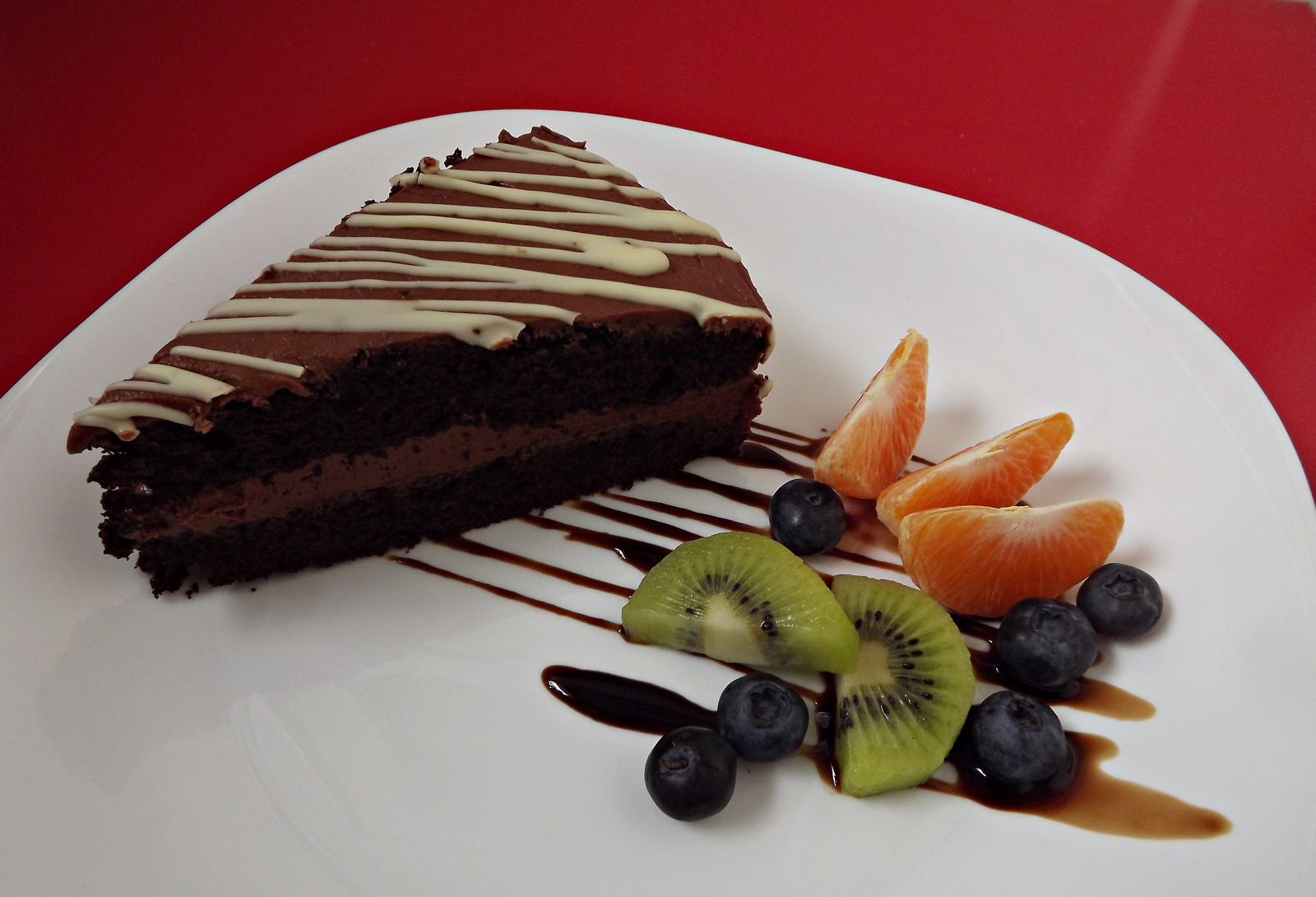 Nigella rusztikus csokis tortája - gyümölcsökkel