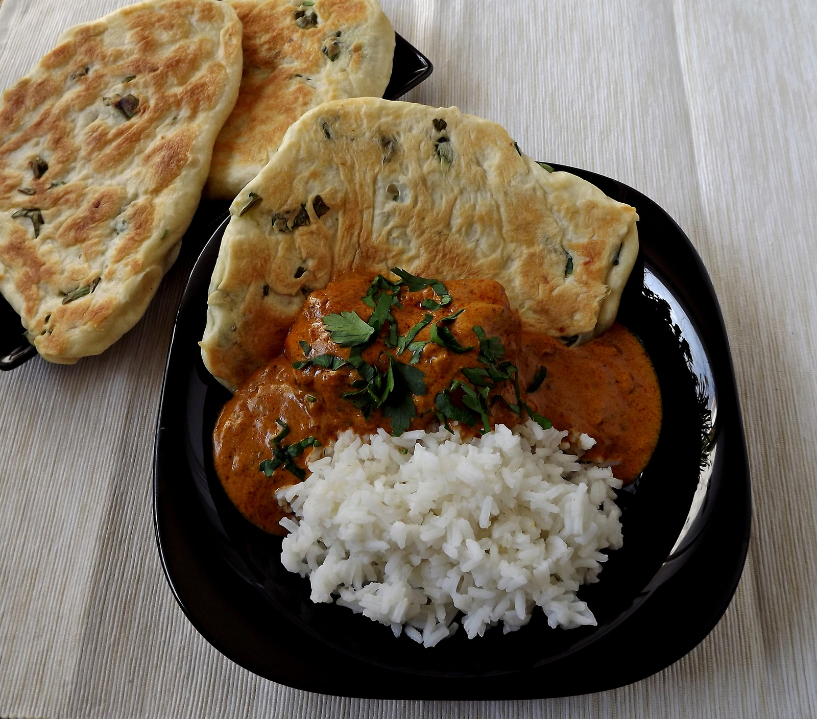 Indiai currys csirke naan kenyérrel és rizzsel