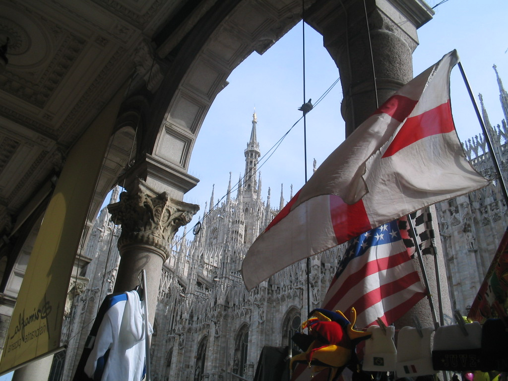 Milánó, a Dóm az árkádok alól