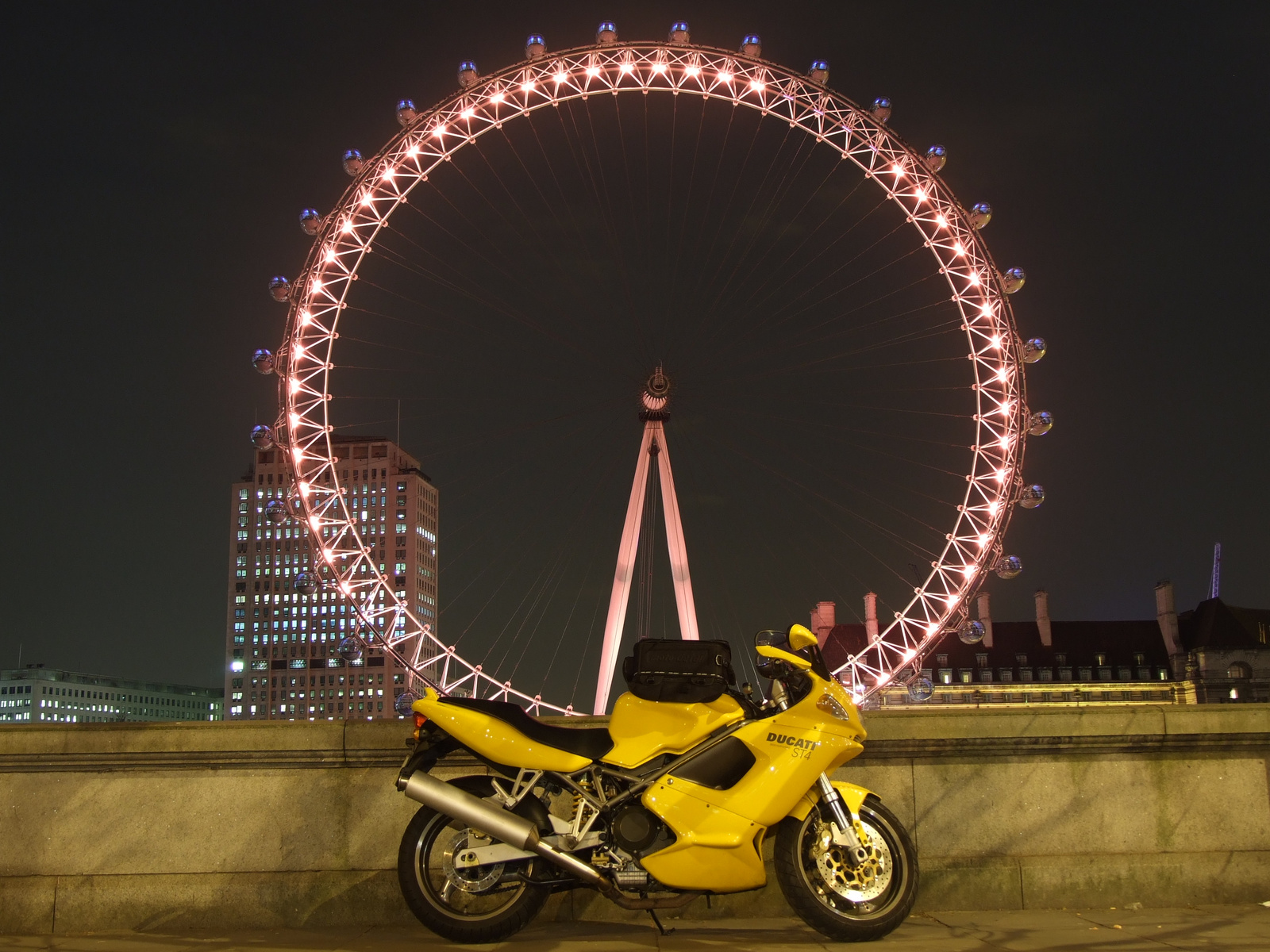 Motorral Londonban - London Eye
