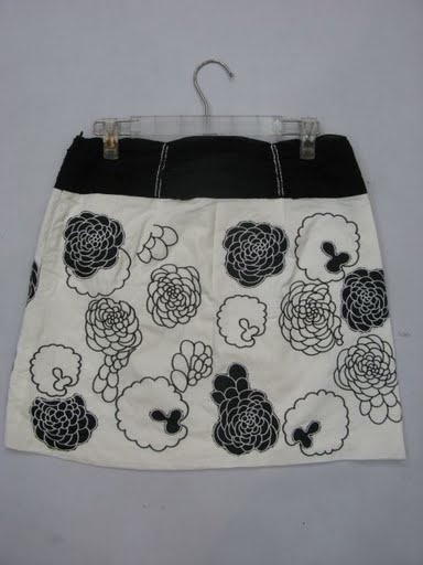 90726B-18 PRADA WHITE COTTON SKIRT SIZE 2 4 6(BACK) PRICE USD 36