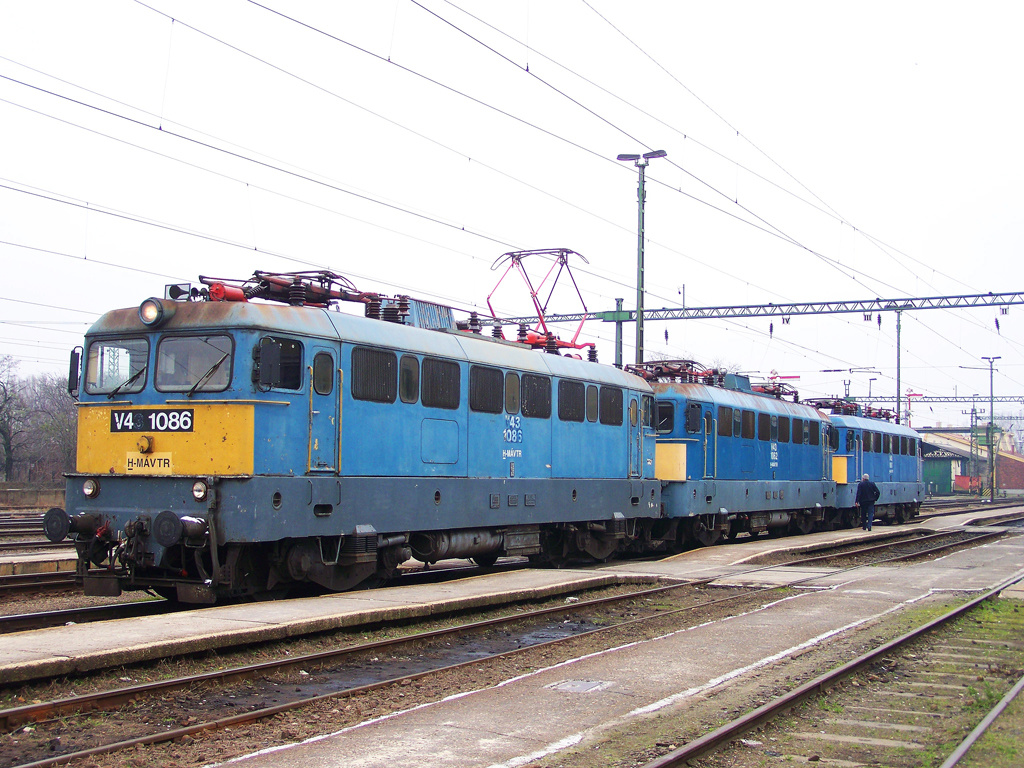 V43 - 1086 + V43 - 1062 + V43 - 1061 Kiskunhalas (2010.12.04).