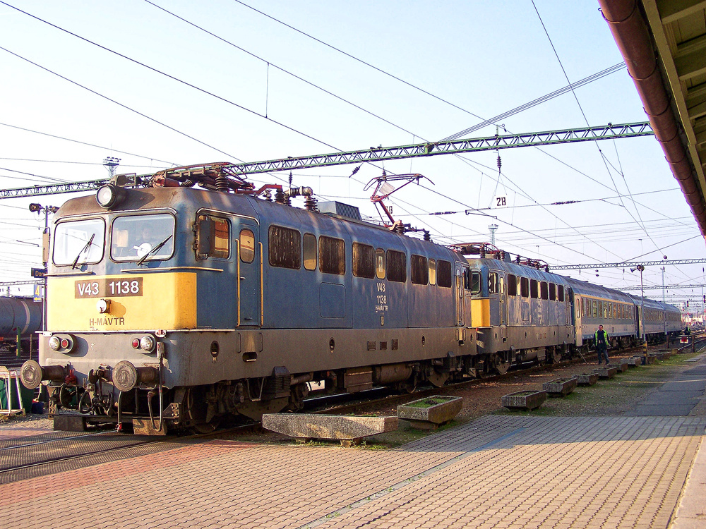 V43 - 1138 + V43 - 1046 Dombóvár (2011.03.23).