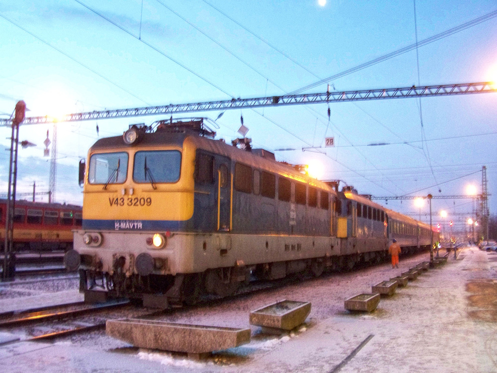 V43 - 3209 + V43 - 1073 Dombóvár (2011.01.26).