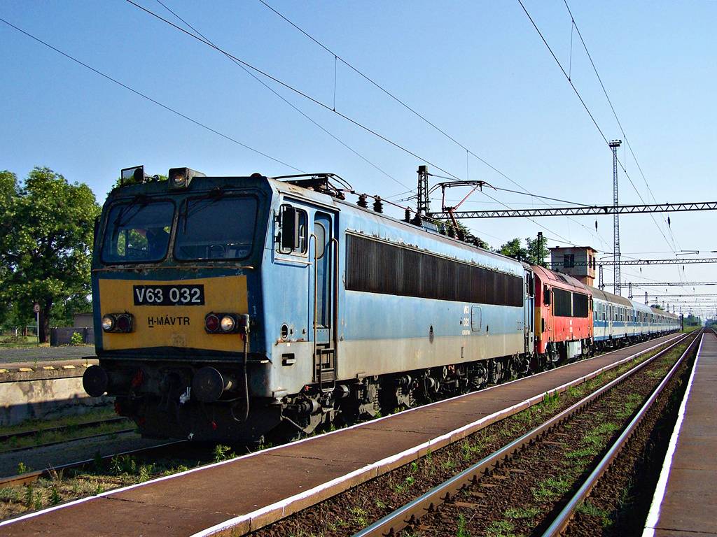 V63 - 032 + M41 - 2330 Pusztaszabolcs (2011.07.11).