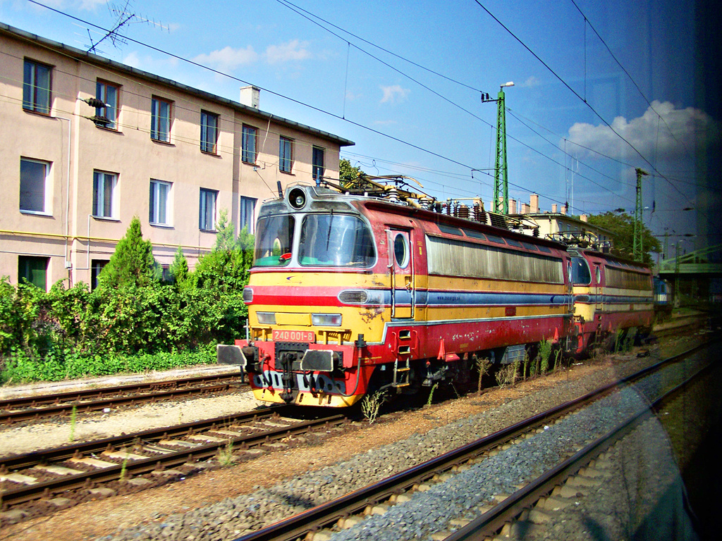 240 001 - 8 + 240 104 - 0 Komárom (2011.07.27).