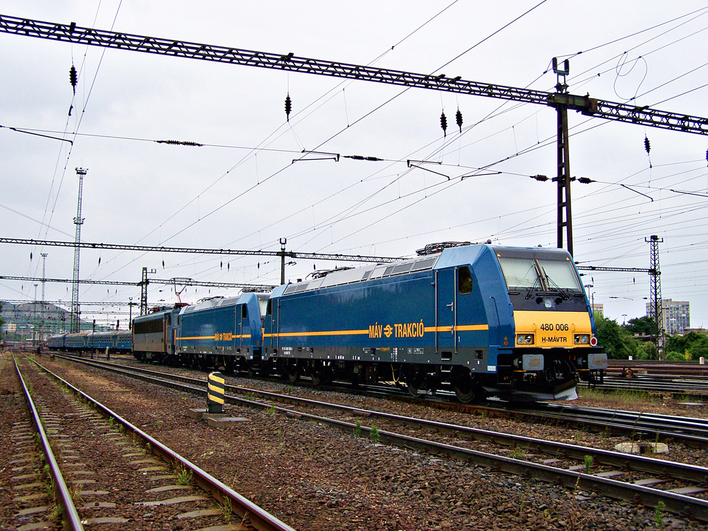 480 006 - 0 + 480 005 - 2 + V63 - 153 Kelenföld (2011.07.23).