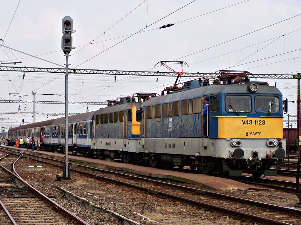 V43 - 1123 + V43 - 3211 Dombóvár (2011.09.22).