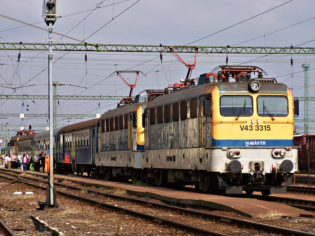 V43 - 3315 + V43 - 3185 Dombóvár (2011.09.21).