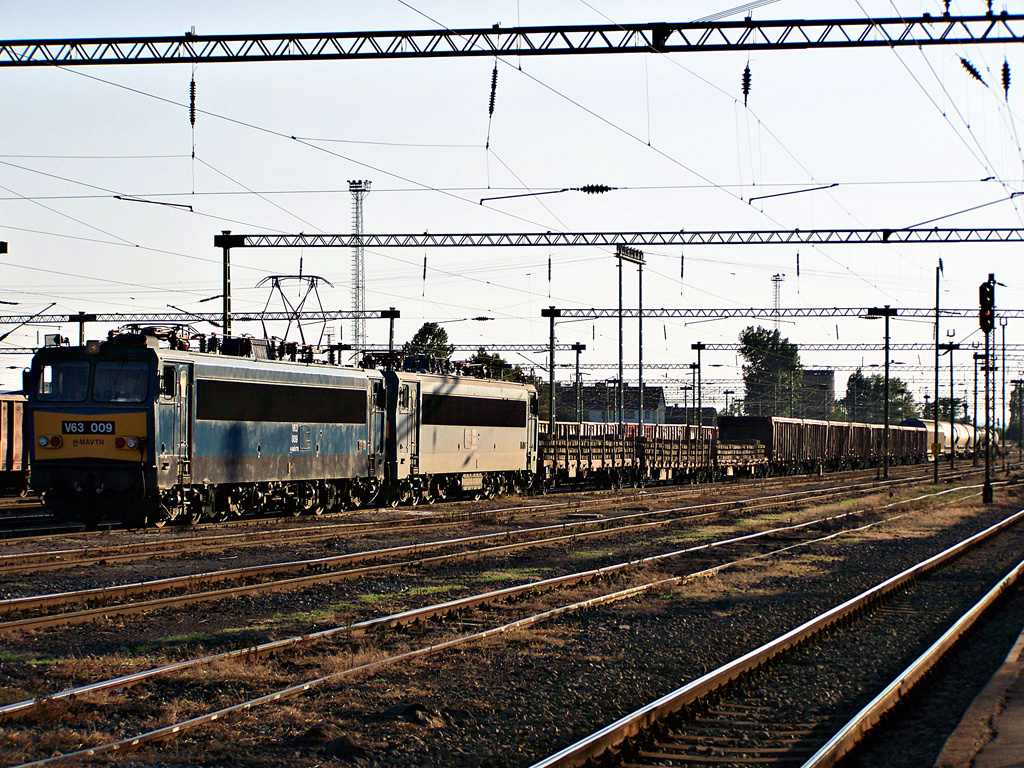 V63 - 009 + V63 - 045 Székesfehérvár (2011.08.18).