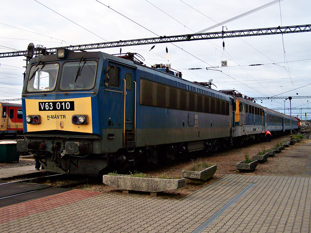 V63 - 010 + V43 - 3245 Dombóvár (2011.09.06).