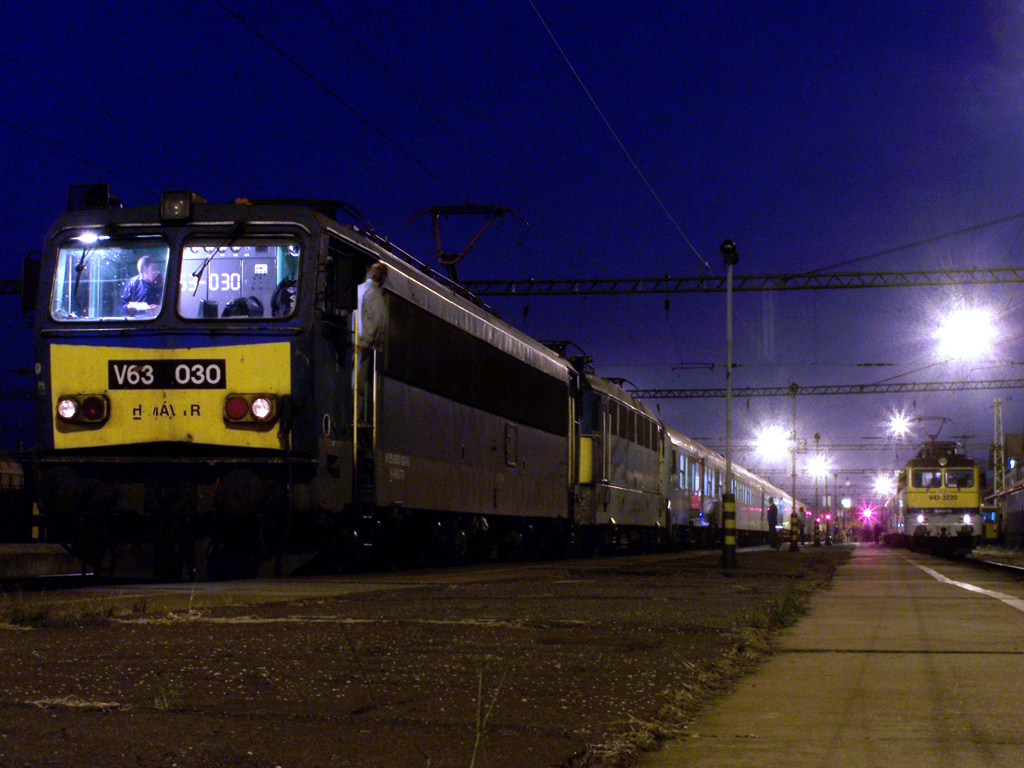 V63 - 030 + V43 - 1073 Dombóvár (2011.10.03).