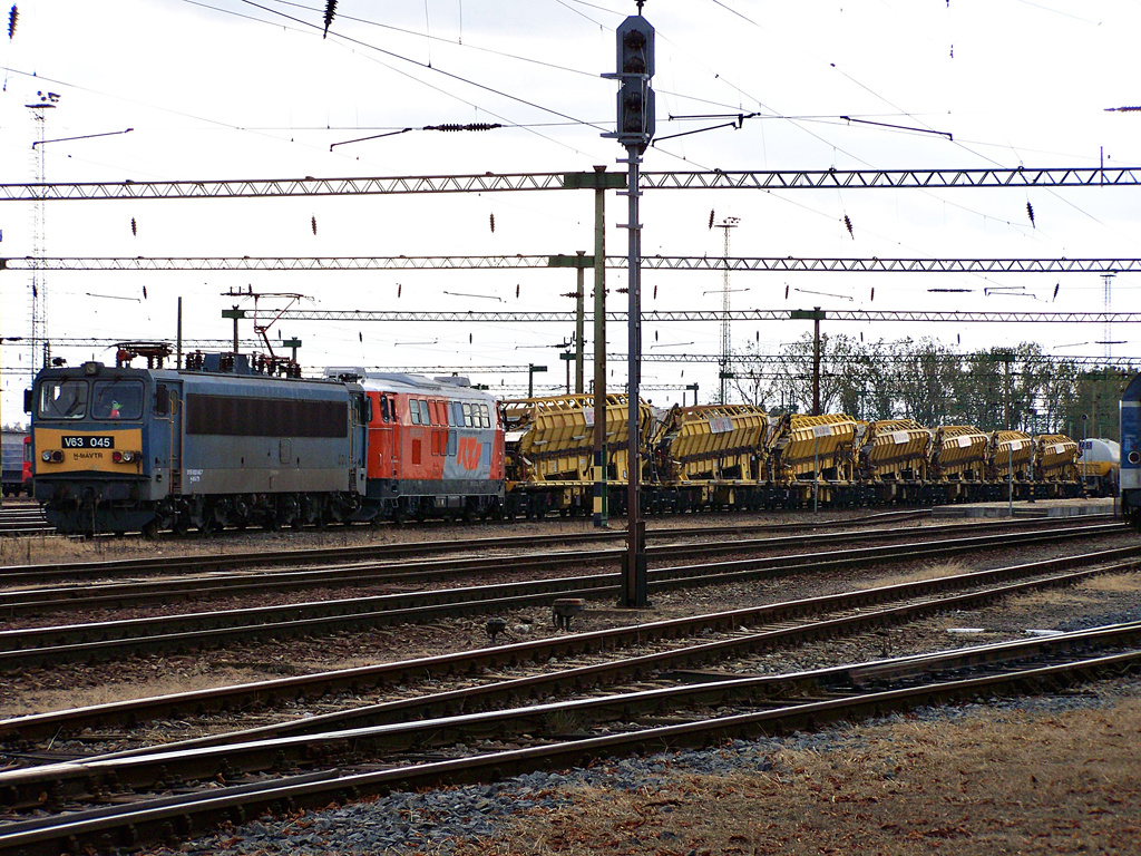 V63 - 045 + 2143 014 Dombóvár (2011.10.13).