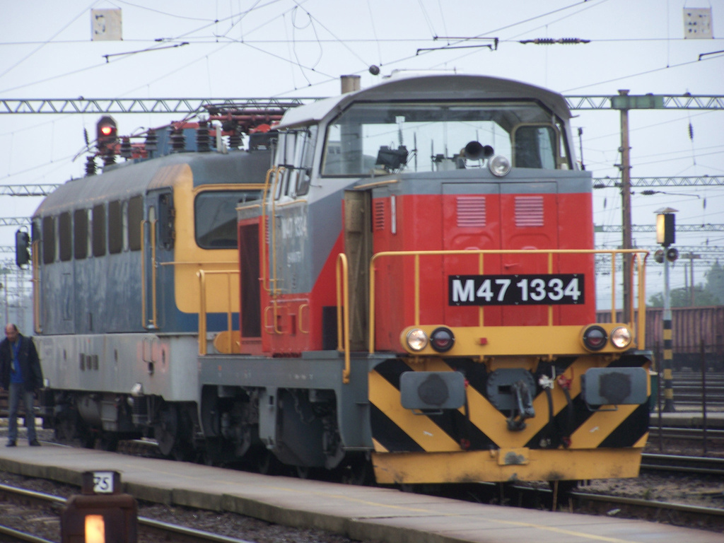 M47 - 1334 + V43 - 3220 Dombóvár (2011.09.20).