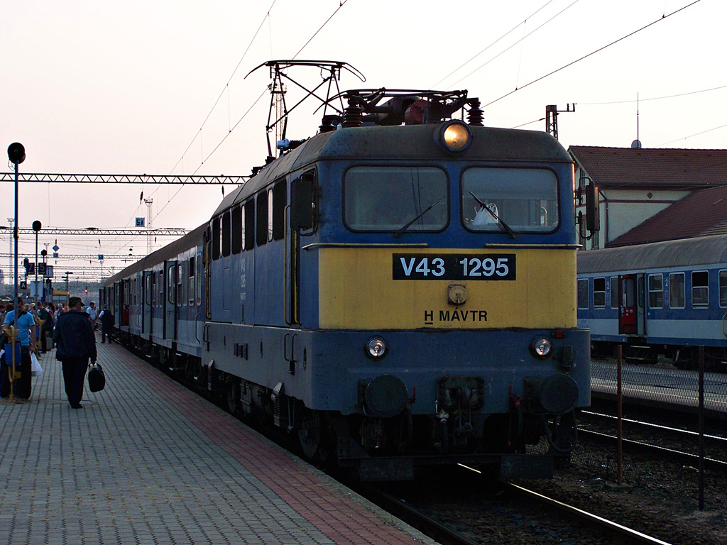 V43 - 1295 Dombóvár (2011.09.27).