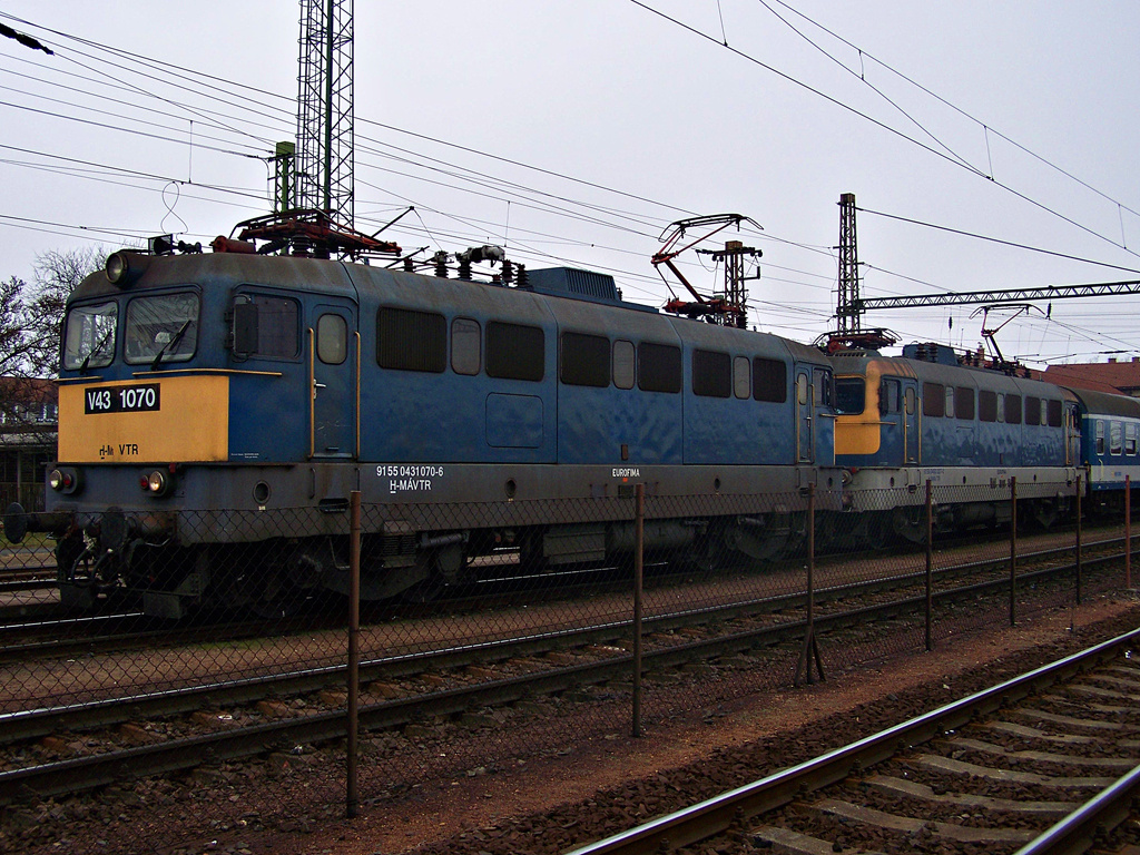 V43 - 1070 + V43 - 3227 Dombóvár (2011.11.30).