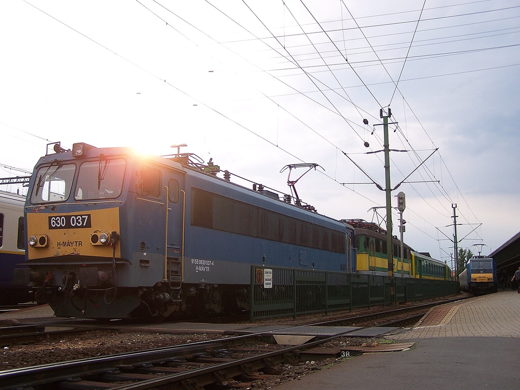 630 037 + V43 - 324 Sopron (2012.05.28).