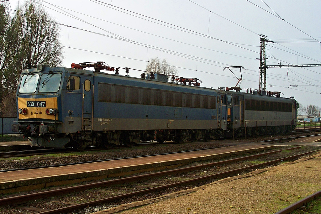 630 015 + 630 047 Dombóvár alsó (2012.11.19).