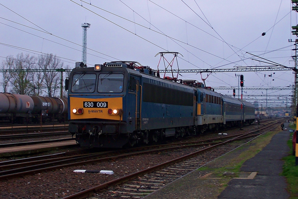 630 009 + 431 379 Dombóvár (2013.11.15).