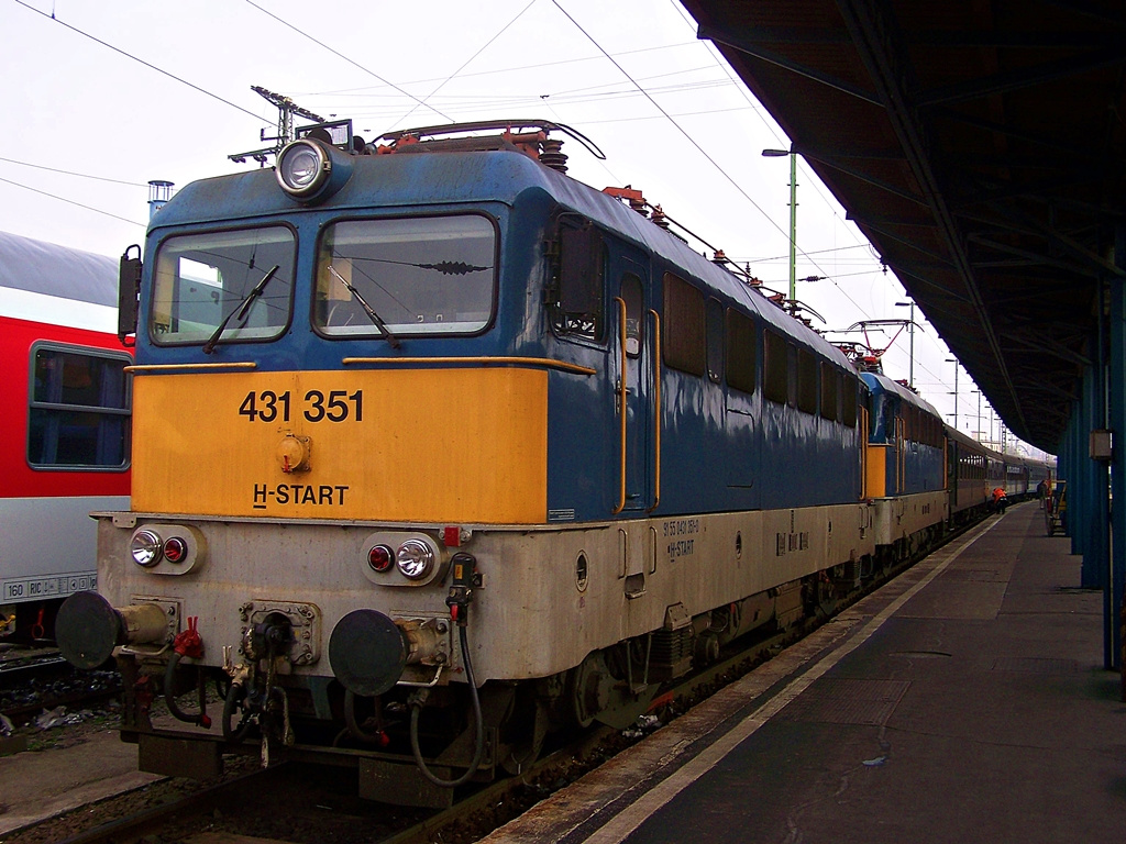 431 351 + 431 105 Budapest Keleti (2015.01.02).