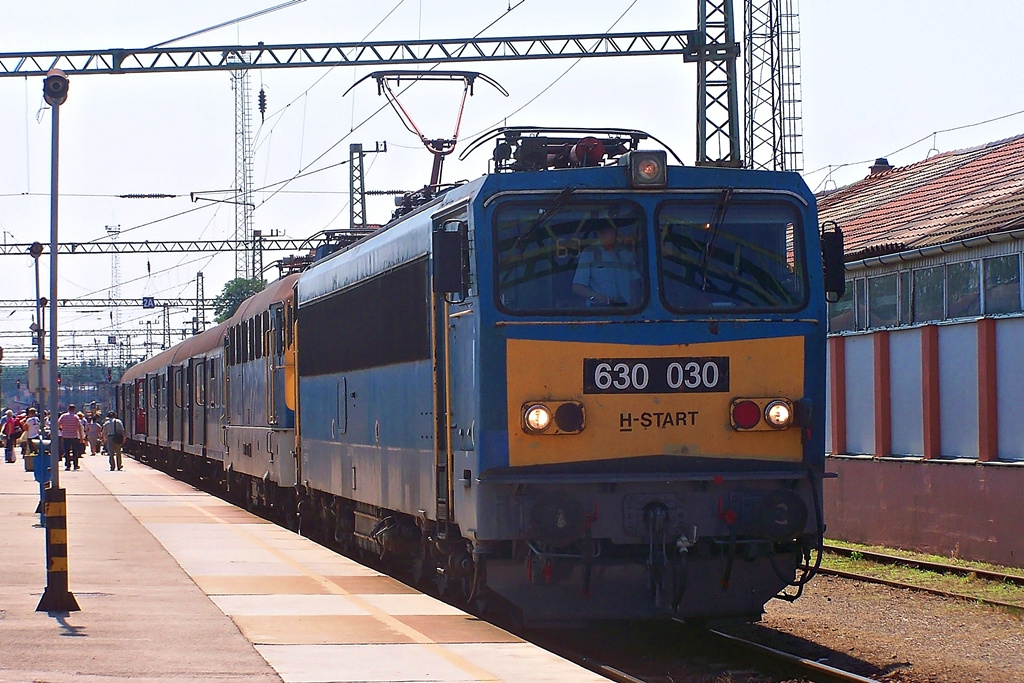 630 030 + 433 209 Dombóvár (2015.06.03).