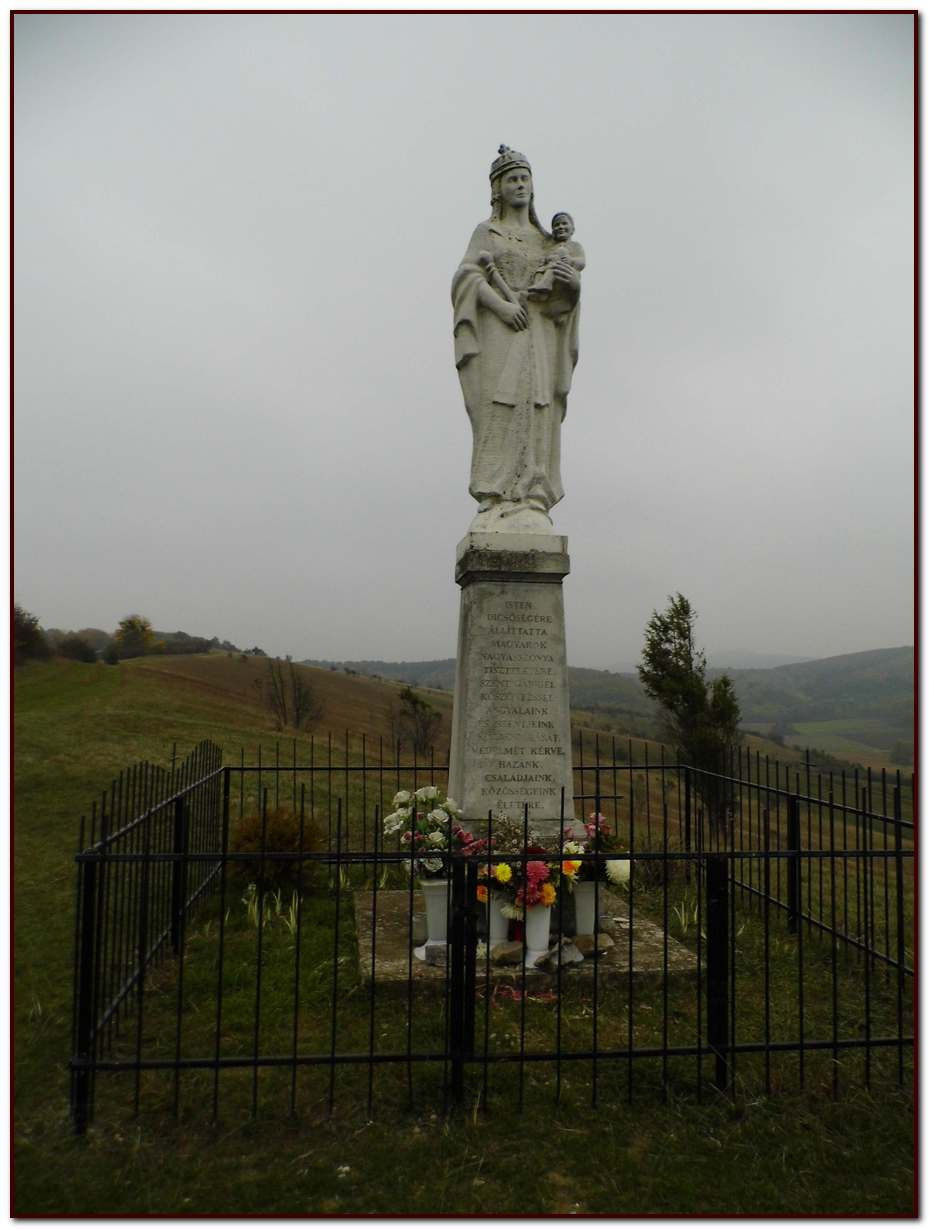 48 Iliny - Szűz Mária szobor a dombtetőn
