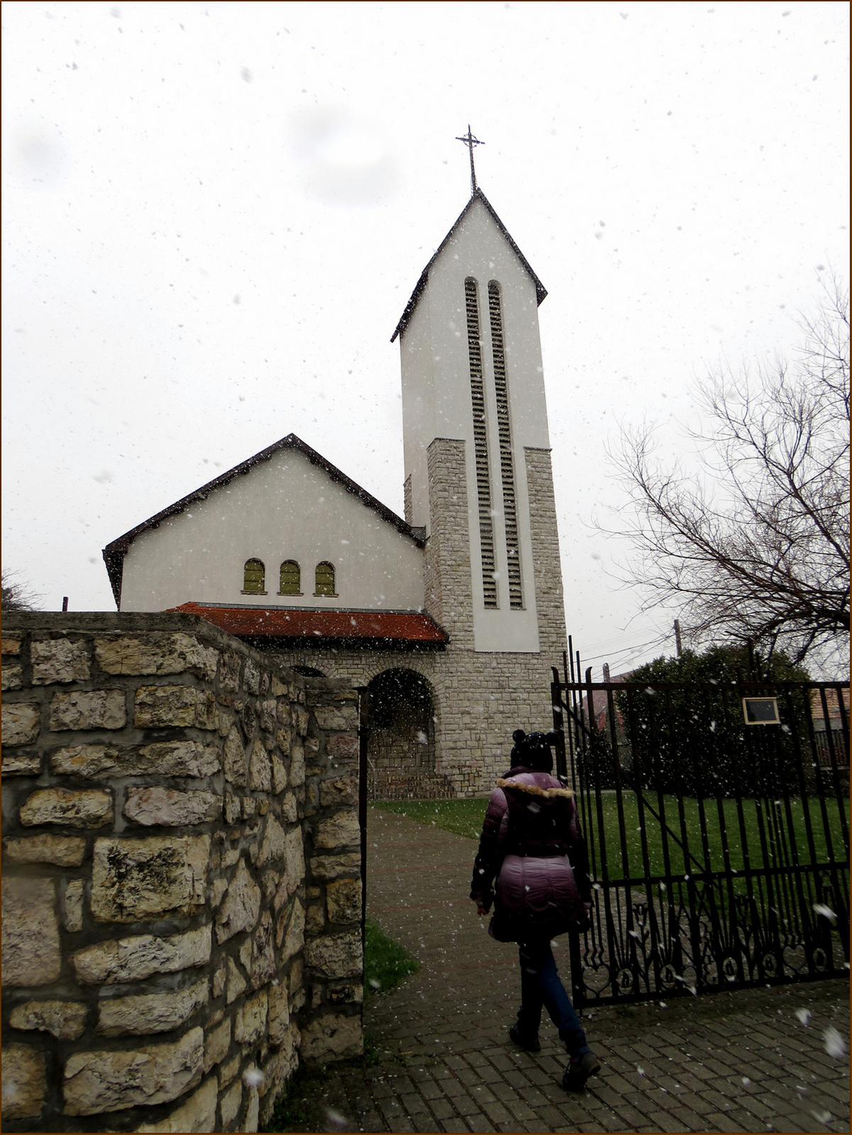 Hóesésben a Hárskúti templomnál