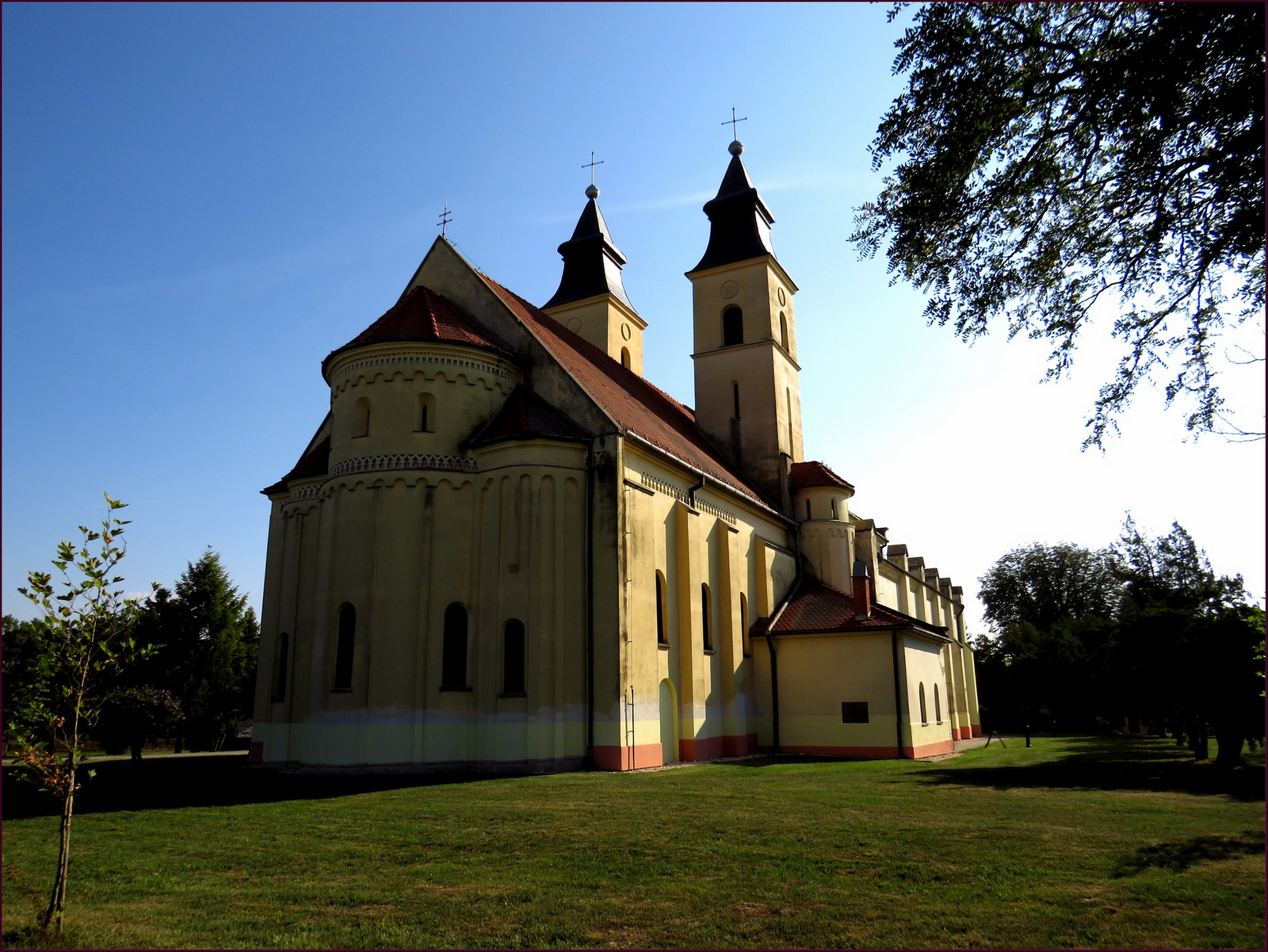 Deáki - a Szűz Mária templomnál