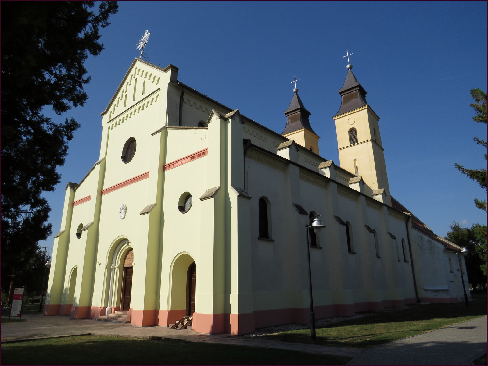 Deáki - a Szűz Mária templomnál