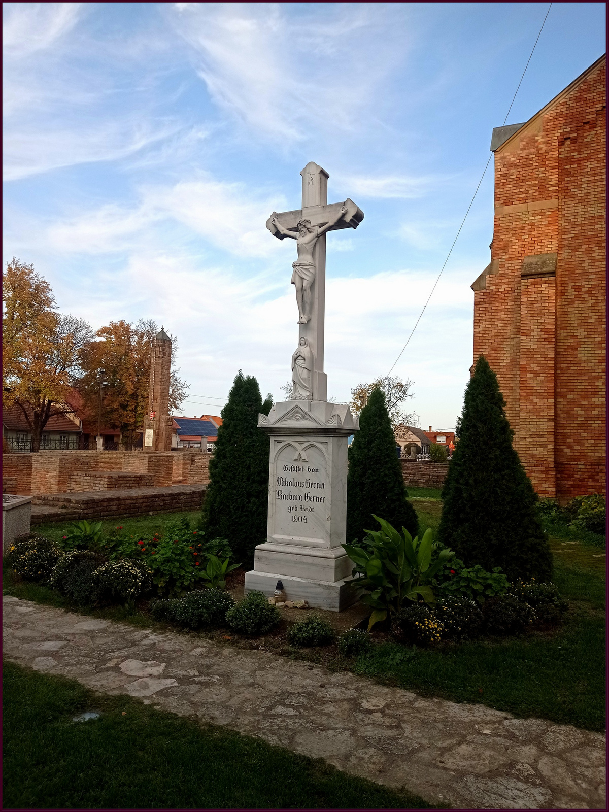 Bátaszéken a Nagyboldogasszony templomnál