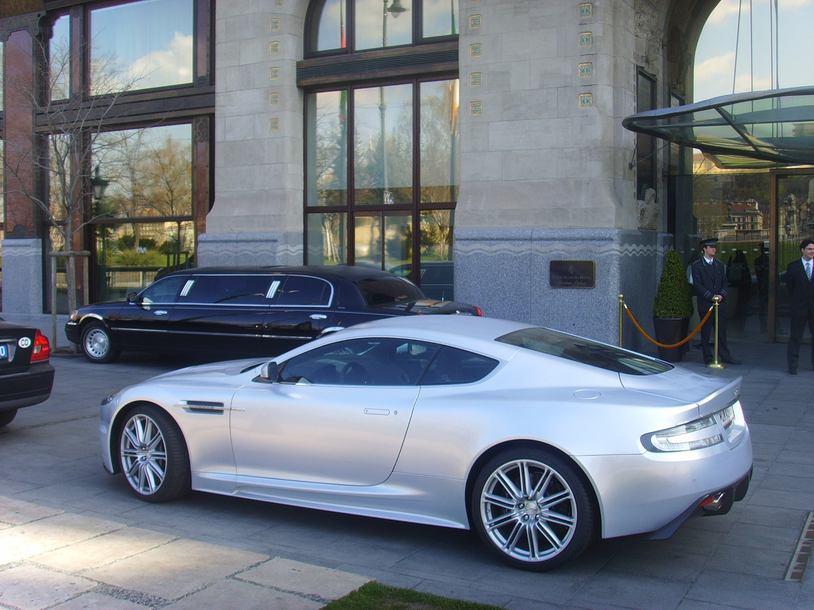 ASTON MARTIN DBS