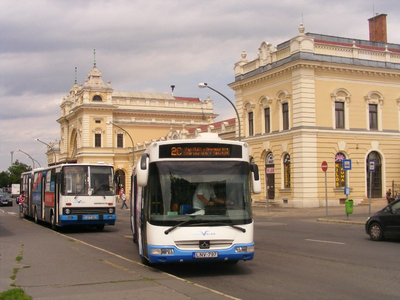 Buszok és vasútállomás