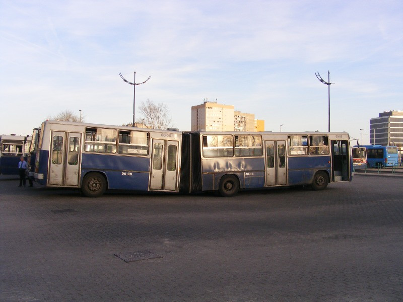 Ikarus. A jellegzetes piros Ikarusok eltűntek.