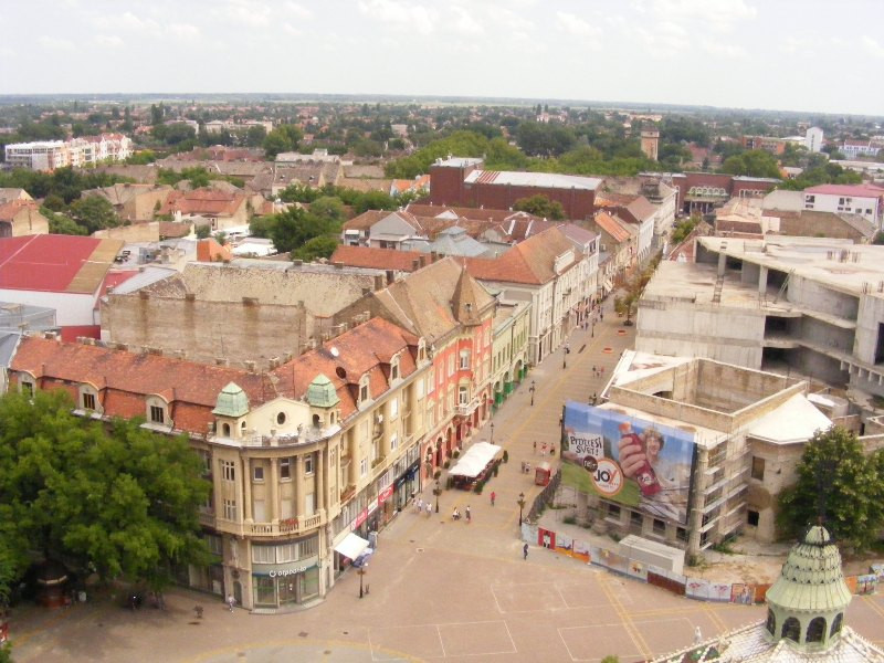 Főtér, az épülő színházal