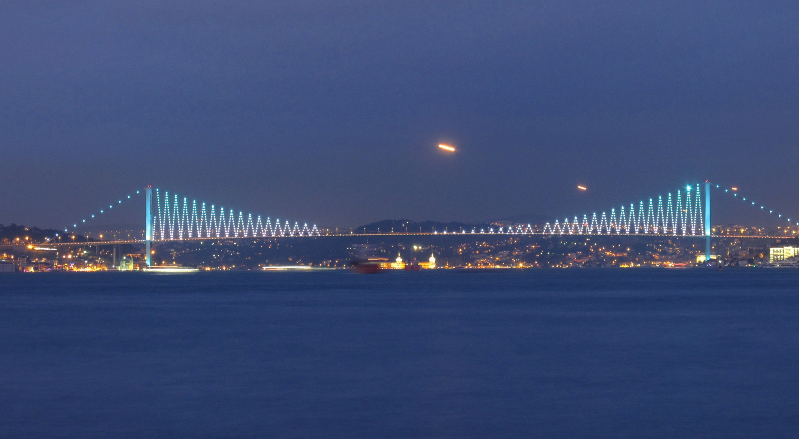 Fényjáték a Boszporusz-hídon