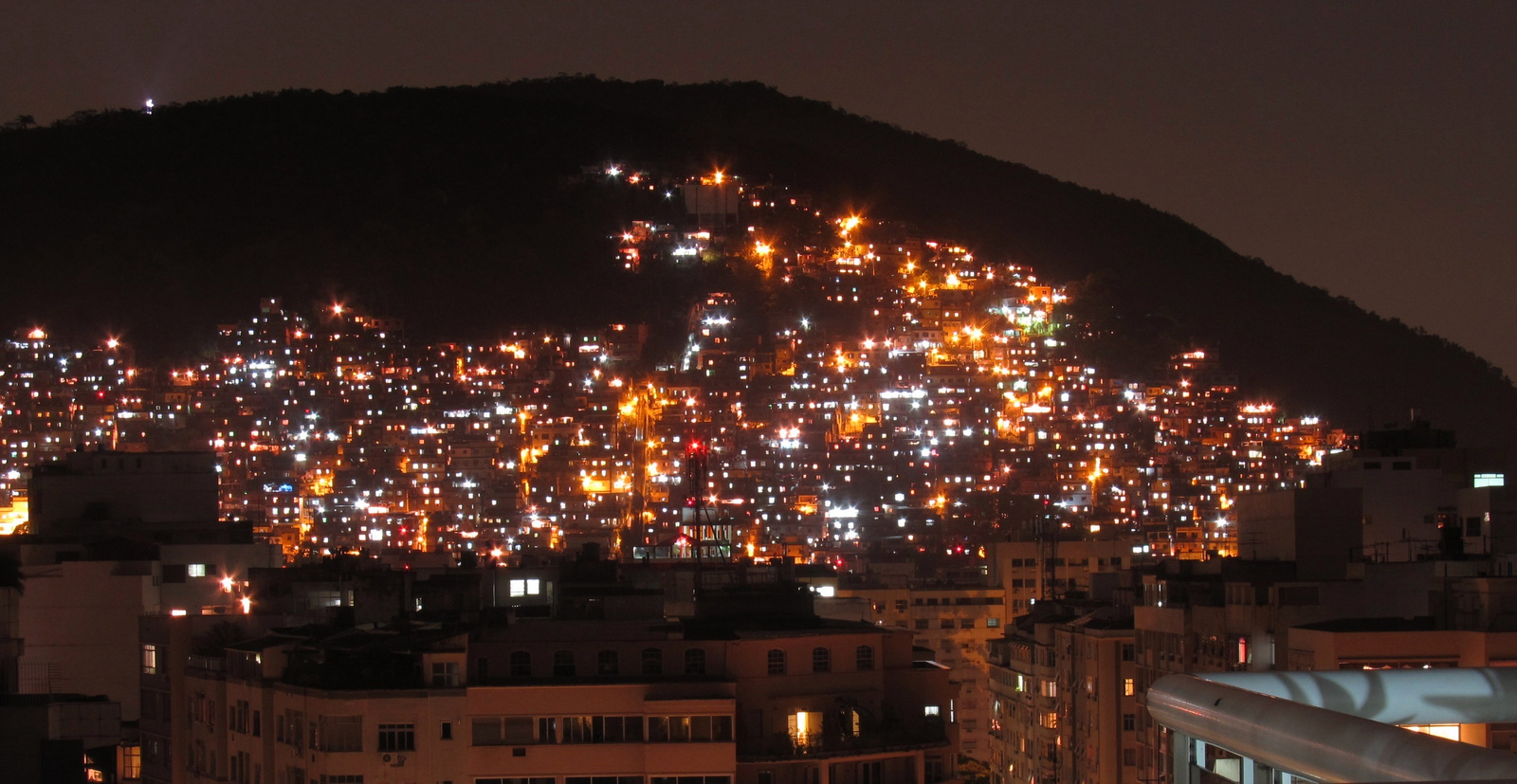 Egy favela éjszaka